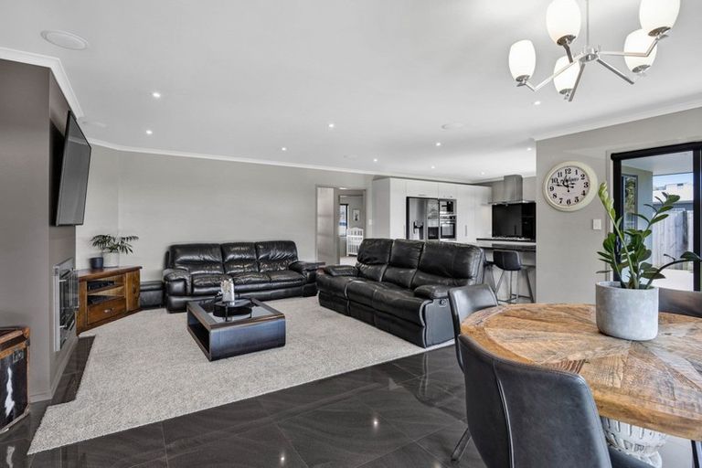 Photo of property in 5 Te Arakete Place, Hurworth, New Plymouth, 4310