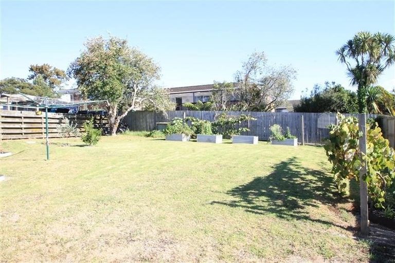 Photo of property in 36 Taipari Road, Te Atatu Peninsula, Auckland, 0610