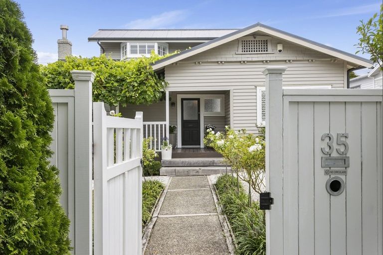 Photo of property in 35 Seaview Avenue, Northcote, Auckland, 0627