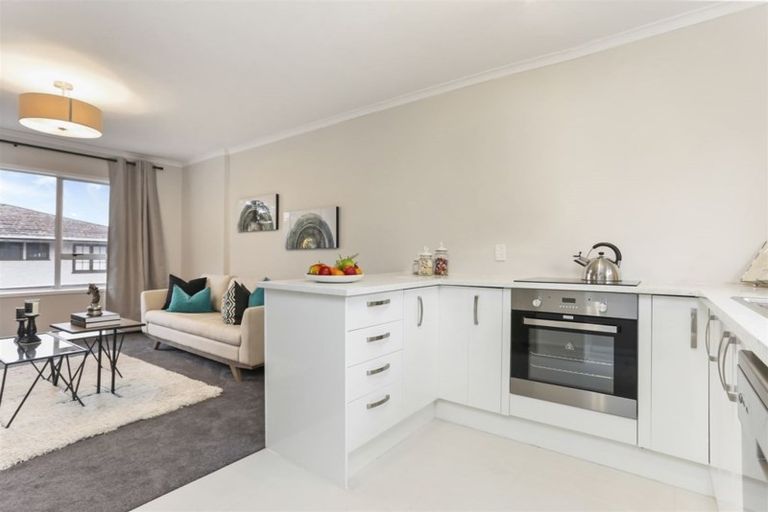 Photo of property in 2/6 Gladys Avenue, Glenfield, Auckland, 0629