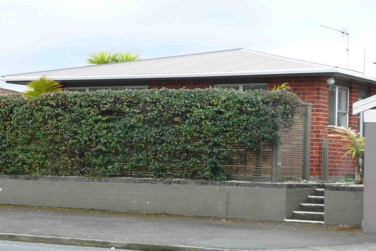 Photo of property in 2/237 Courtenay Street, Strandon, New Plymouth, 4312