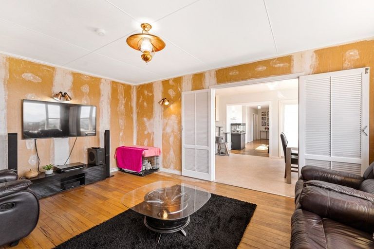 Photo of property in 10 Tirowhanga Road, Paremata, Porirua, 5024