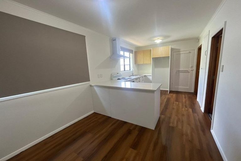 Photo of property in 11 Springside Place, New Lynn, Auckland, 0600