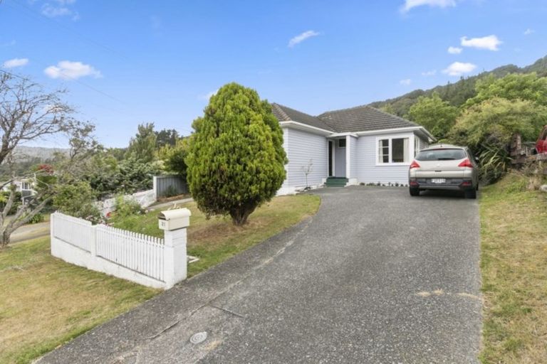 Photo of property in 21 Gardiner Grove, Wainuiomata, Lower Hutt, 5014