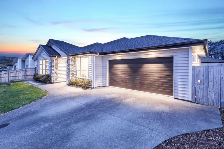 Photo of property in 17 Aporo Drive, Kumeu, 0810