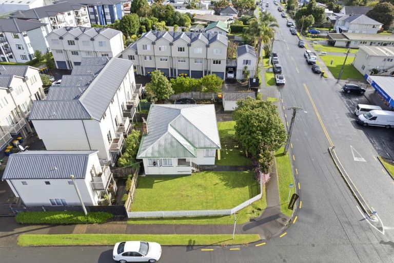 Photo of property in 2 Keeling Road, Henderson, Auckland, 0612