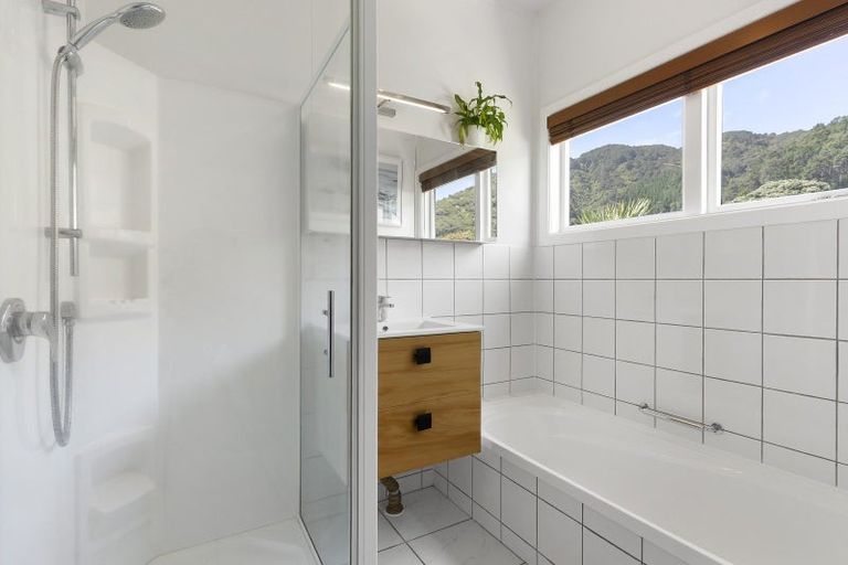 Photo of property in 25 Marine Parade, Eastbourne, Lower Hutt, 5013