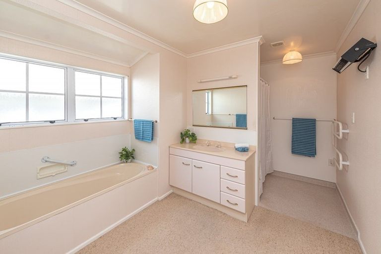 Photo of property in 28 Lindsey Crescent, Springvale, Whanganui, 4501