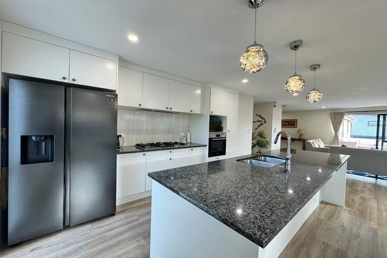 Photo of property in 8 Pakaraka Drive, Papakura, 2110