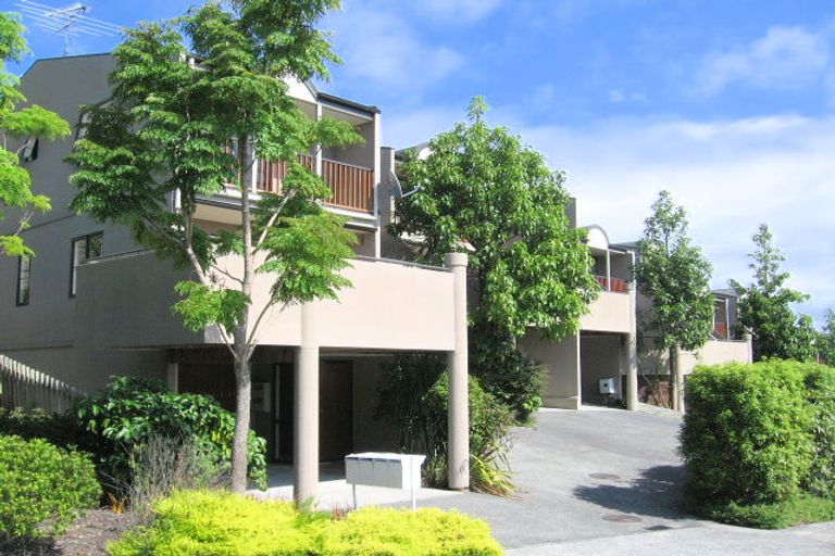 Photo of property in 2/62 Fernhill Way, Oteha, Auckland, 0632