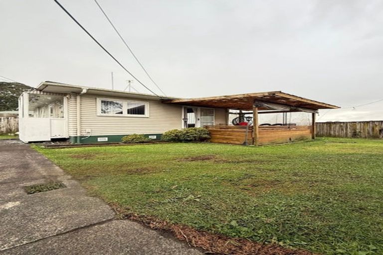 Photo of property in 4 Beaubank Road, Kelston, Auckland, 0602