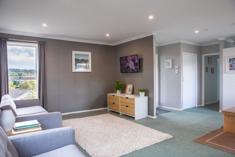Photo of property in 8 Halcombe Place, Green Bay, Auckland, 0604