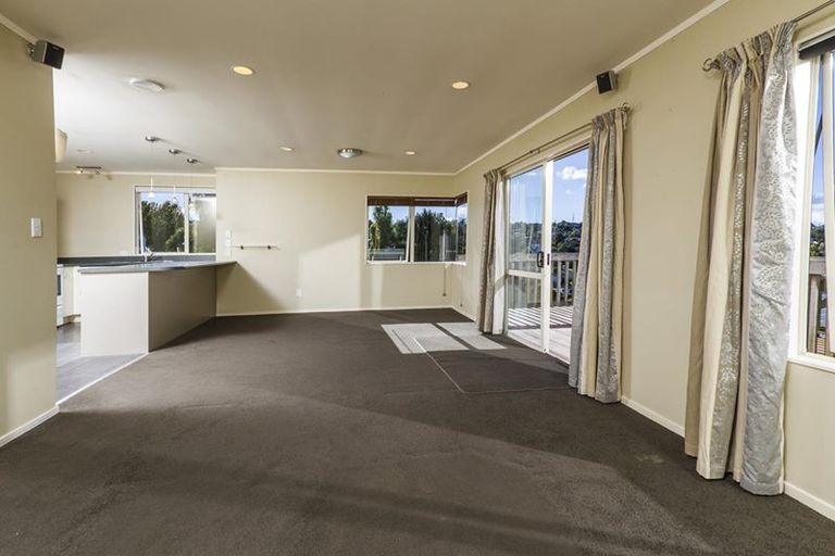 Photo of property in 2/10 Tesla Place, Totara Vale, Auckland, 0629