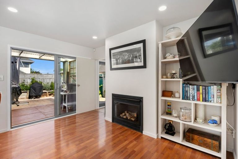 Photo of property in 1/66 Browns Bay Road, Rothesay Bay, Auckland, 0630