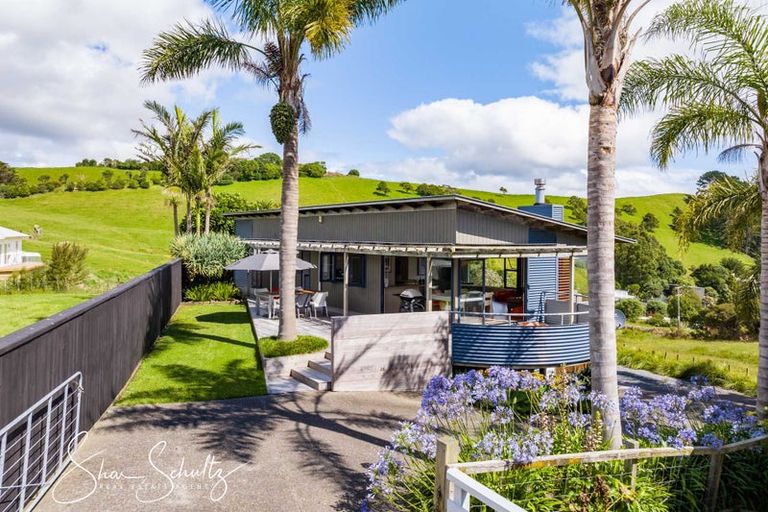 Photo of property in 24 Oxford Street, Whakapirau, Maungaturoto, 0583