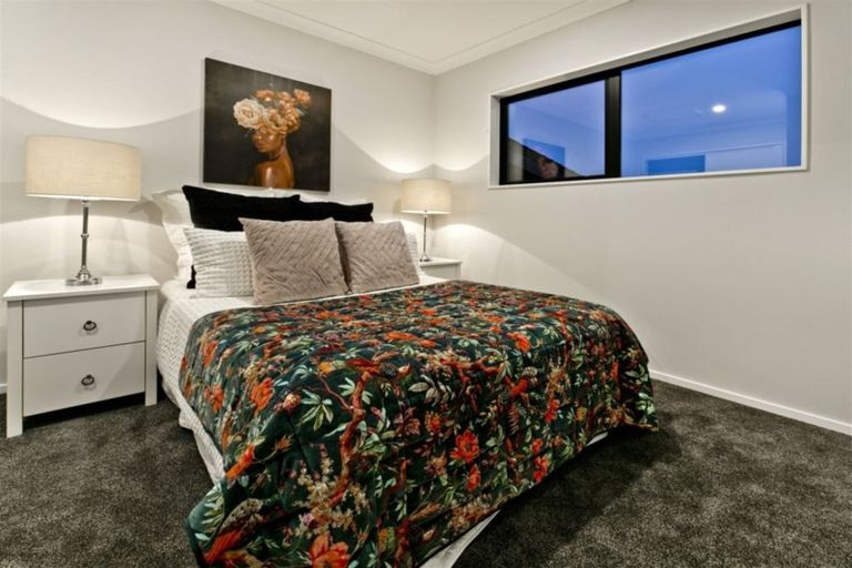 Photo of property in 29 Bernleigh Terrace, West Harbour, Auckland, 0618