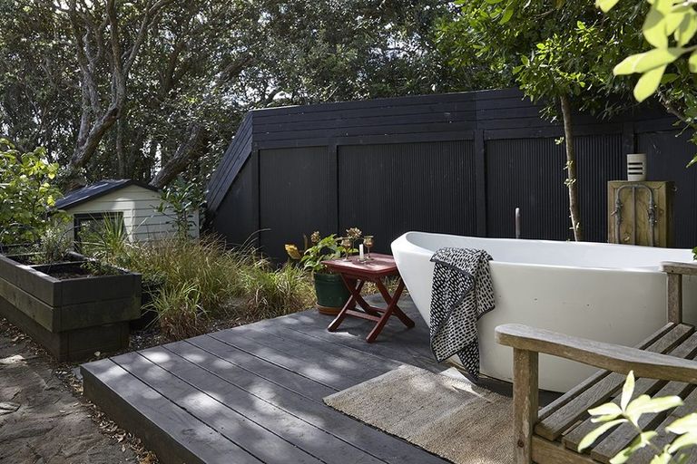 Photo of property in 72 Garden Road, Piha, New Lynn, 0772