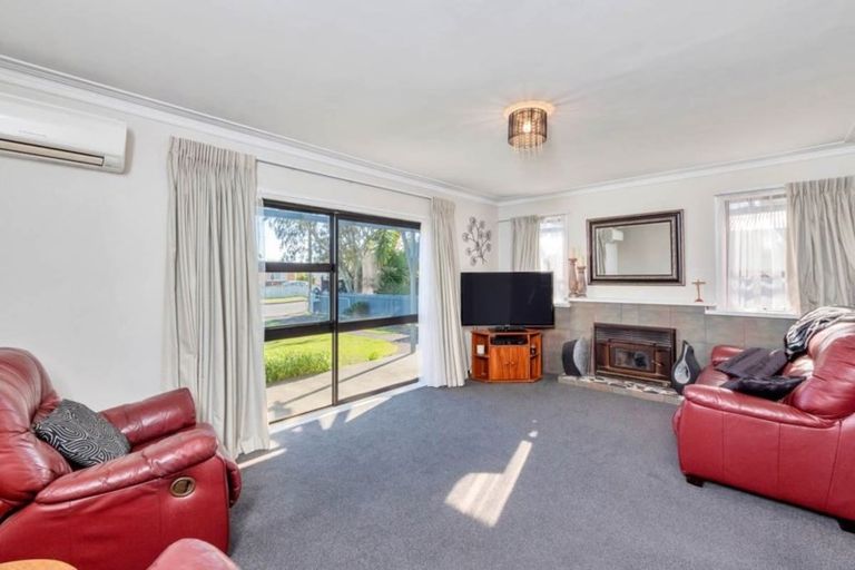Photo of property in 12 Salas Place, Papakura, 2110