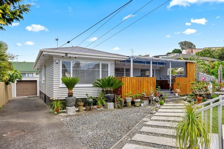 Photo of property in 300 Wairau Road, Glenfield, Auckland, 0629