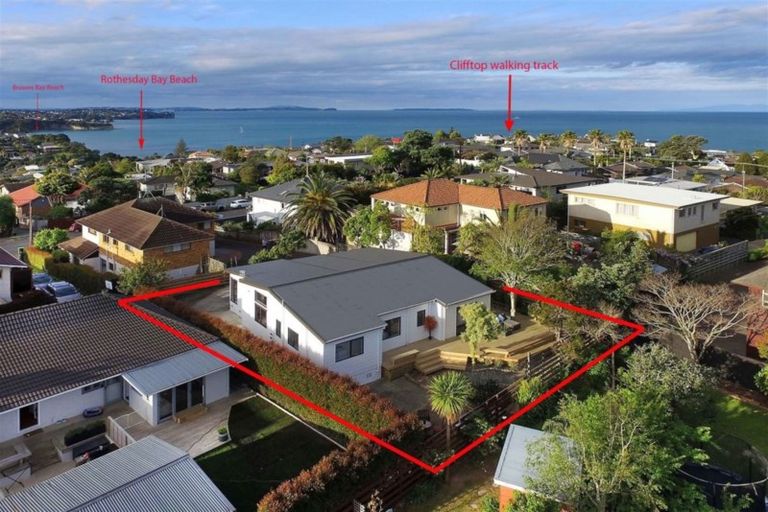 Photo of property in 2/23 Montgomery Avenue, Rothesay Bay, Auckland, 0630