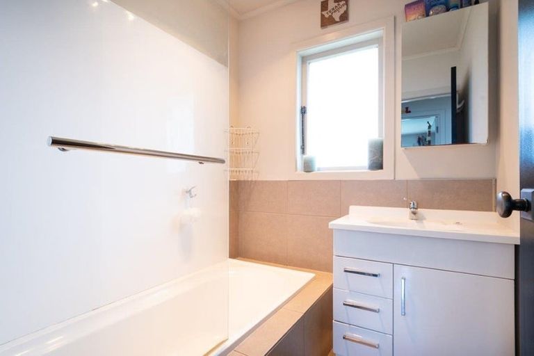 Photo of property in 3 Shamrock Lane, Te Atatu Peninsula, Auckland, 0610