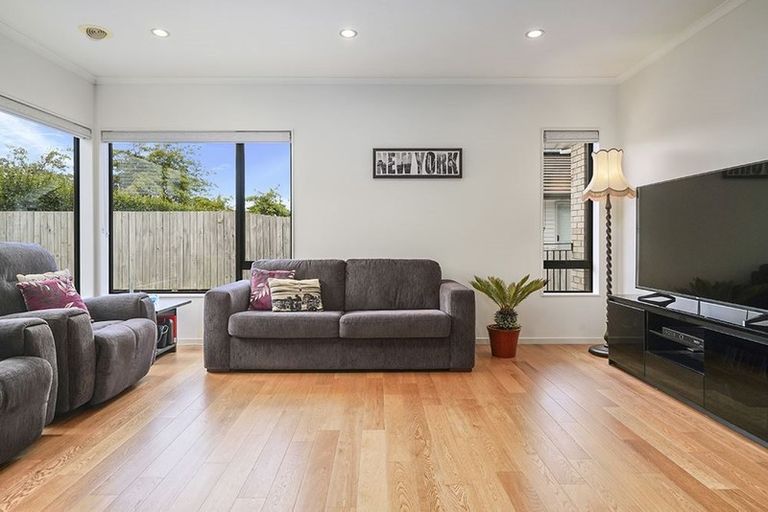 Photo of property in 102 Lake Panorama Drive, Henderson Valley, Auckland, 0612