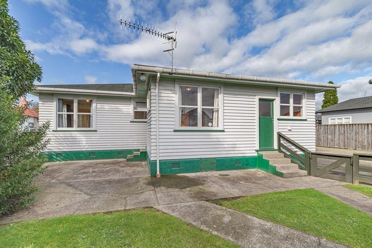 Photo of property in 115 Bartholomew Road, Levin, 5510
