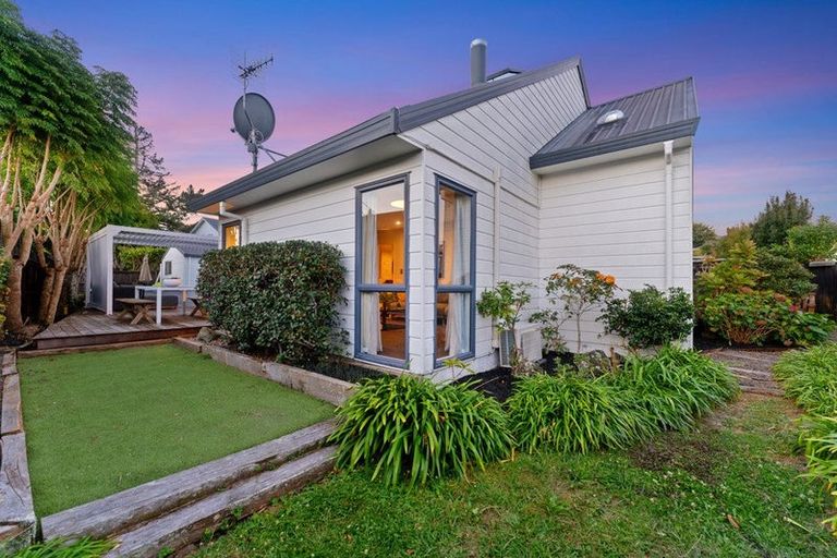 Photo of property in 2/8 Phillip Parade, Forrest Hill, Auckland, 0620