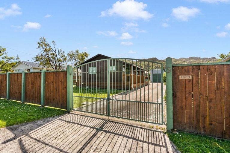 Photo of property in 5 Kenward Crescent, Featherston, 5710