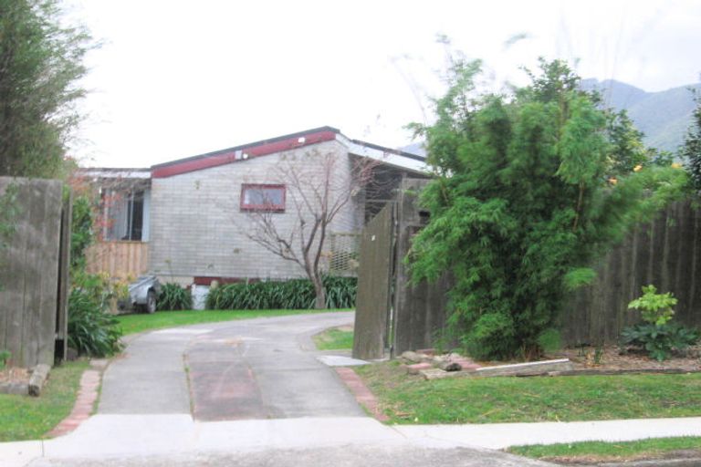 Photo of property in 15 Ruru Street, Waikanae, 5036