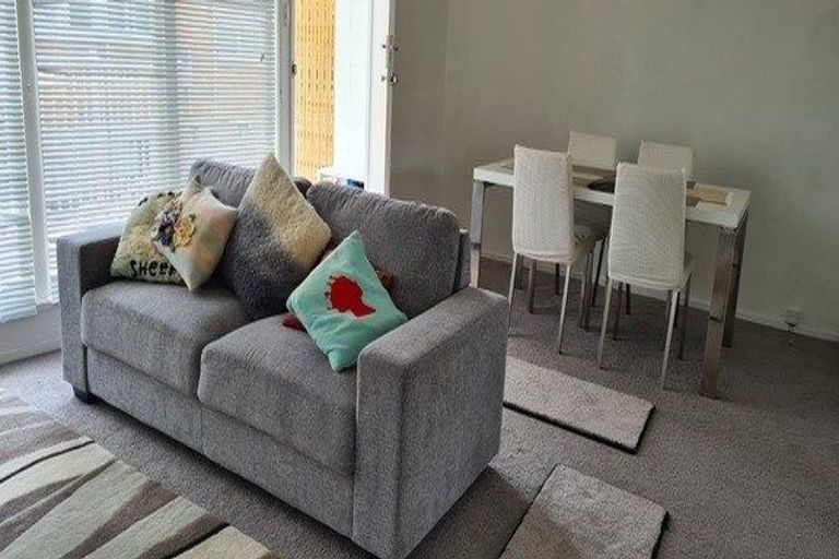 Photo of property in 2/124 Te Atatu Road, Te Atatu South, Auckland, 0610