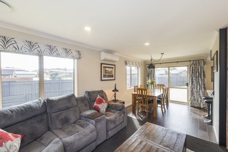 Photo of property in 17 Chestnut Close, Kelvin Grove, Palmerston North, 4414