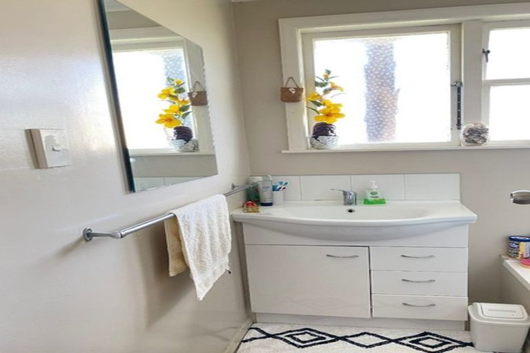 Photo of property in 32 Farnborough Crescent, Mangere, Auckland, 2022