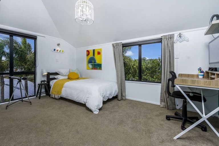 Photo of property in 2/20 Kiteroa Terrace, Rothesay Bay, Auckland, 0630