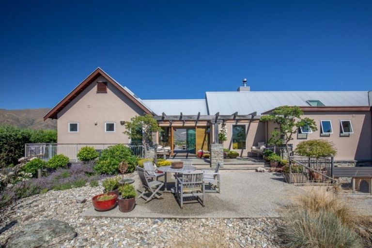 Photo of property in 1 Peak View Ridge, Wanaka, 9305