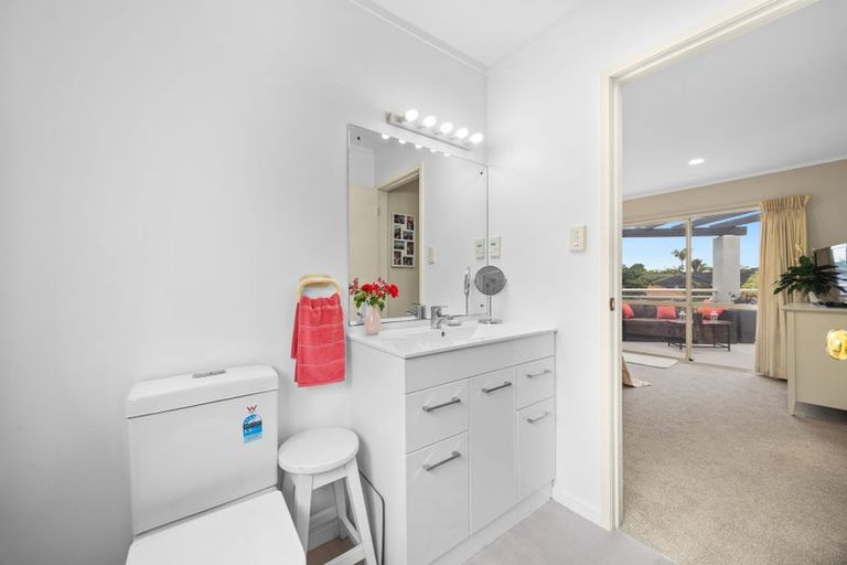 Photo of property in 6 Harbour Lights Close, West Harbour, Auckland, 0618
