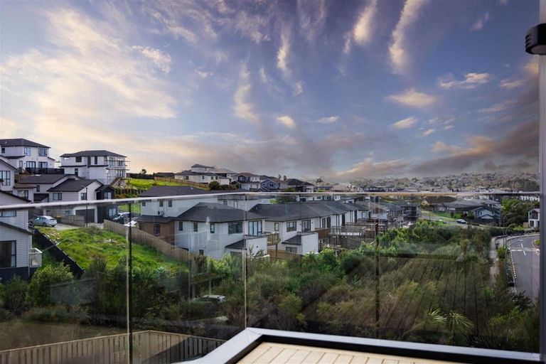 Photo of property in 12 Kautawa Lane, Massey, Auckland, 0614