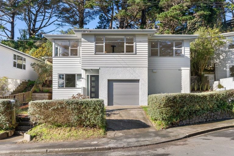 Photo of property in 11 Lomond Street, Newlands, Wellington, 6037