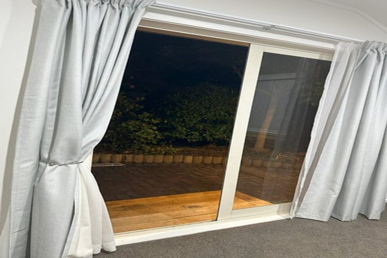 Photo of property in 2 Harbour Lights Close, West Harbour, Auckland, 0618