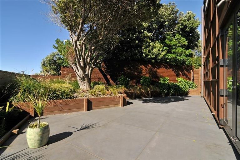 Photo of property in 2 Tai Paku Paku Road, Karaka Bays, Wellington, 6022