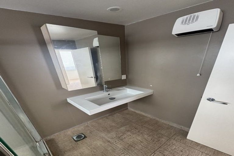 Photo of property in 22 Tiketike Way, Brooklyn, Wellington, 6021