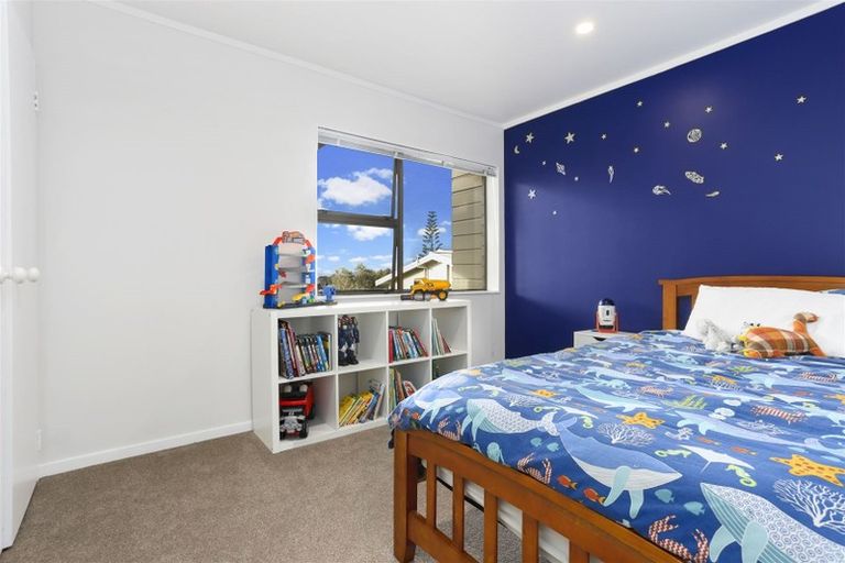 Photo of property in 8 Higham Ferrers Place, Red Beach, 0932