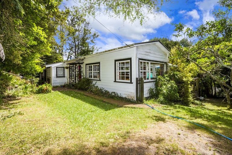 Photo of property in 26 Woodlands Crescent, Browns Bay, Auckland, 0630