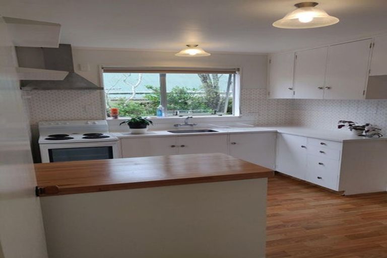 Photo of property in 17a Kingsbridge Place, Newlands, Wellington, 6037