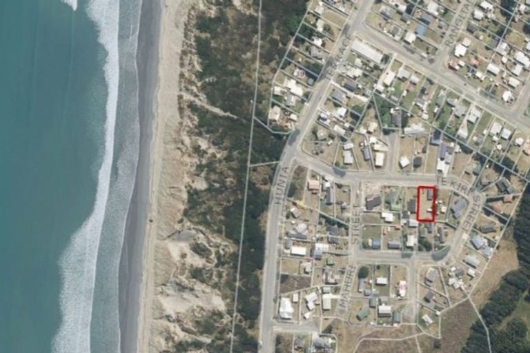 Photo of property in 16 Te Kiri Street, Himatangi Beach, Foxton, 4891