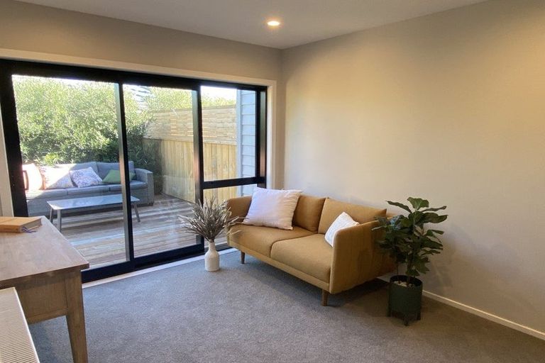 Photo of property in 2/7 Grays Road, Plimmerton, Porirua, 5026