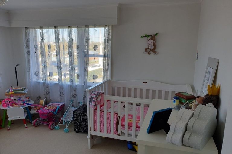 Photo of property in 2/182 Chivalry Road, Glenfield, Auckland, 0629