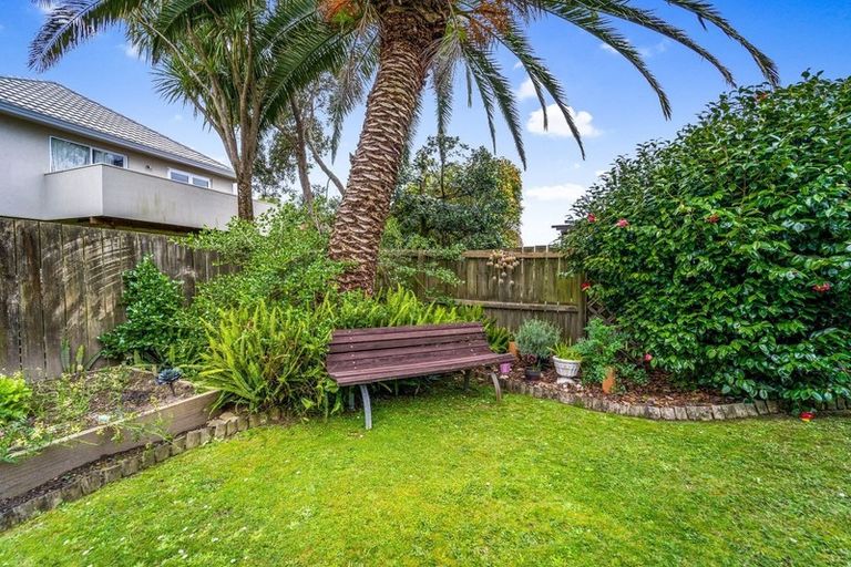 Photo of property in 32 Marina View Drive, West Harbour, Auckland, 0618