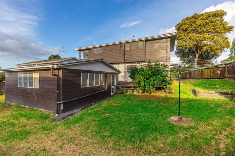 Photo of property in 162 Luckens Road, West Harbour, Auckland, 0618