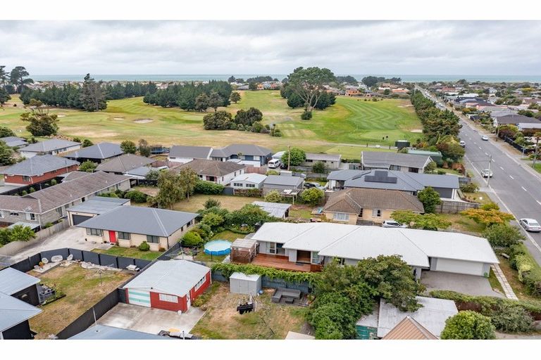 Photo of property in 132 Beach Road, North New Brighton, Christchurch, 8083